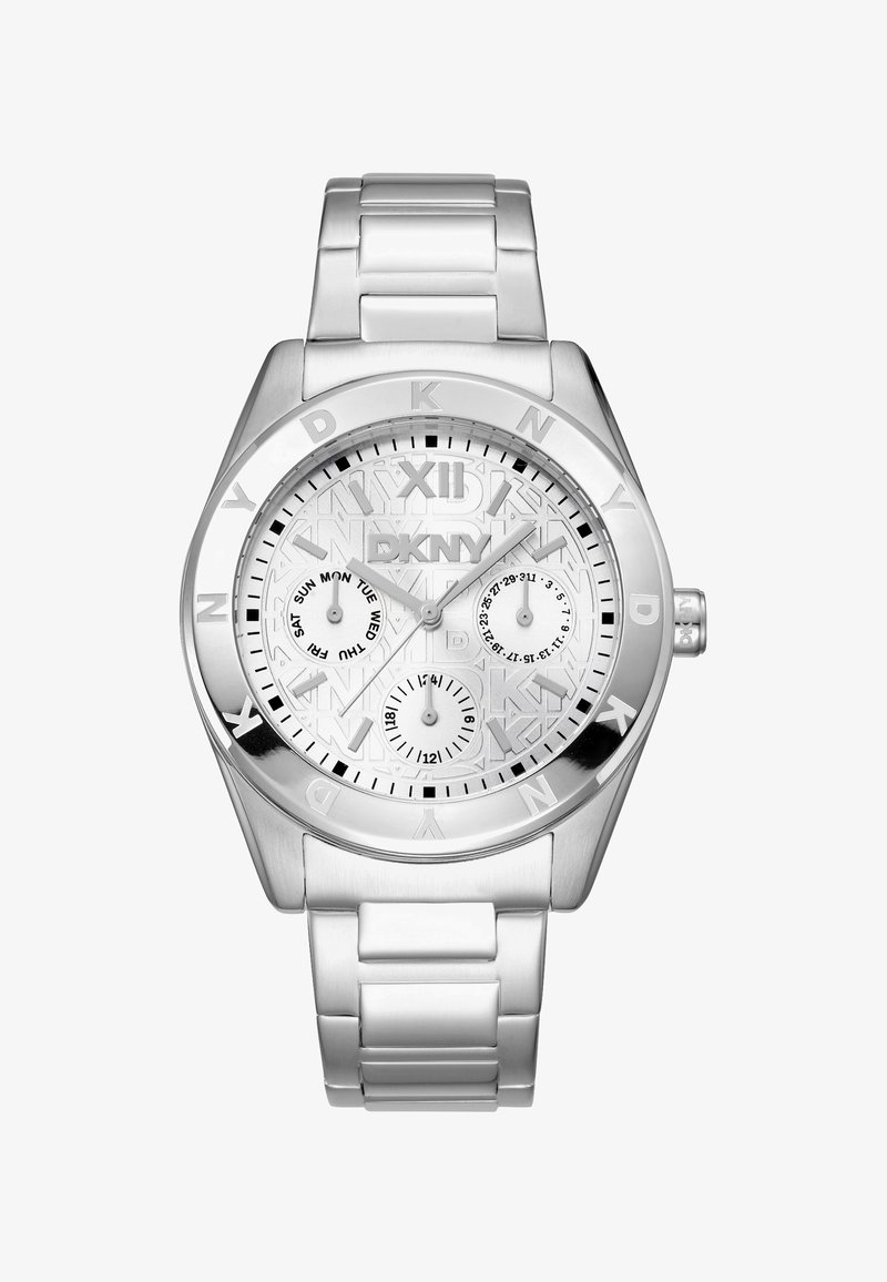Orologio DKNY argento con quadrante bianco testurizzato, faccia rotonda e numeri in grassetto. Presenta tre piccoli sub-quadranti e un bracciale a maglie metalliche.