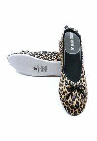 Ballet flats en tissu beige et noir à imprimé léopard, avec un petit détail de nœud noir à l'avant et une semelle douce grise.