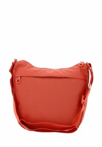 Sac d'épaule en tissu rouge à texture lisse, avec une fermeture éclair sur le dessus et une sangle réglable. Présente une forme simple et arrondie avec un minimum de détails.