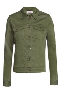Chaqueta de mezclilla verde oliva con cuello, cierre frontal de botones, dos bolsillos en el pecho y herrajes en tono plateado. Diseño ajustado con hombros sin costuras.