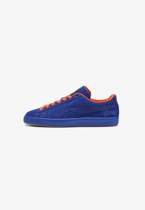 Baskets en suede bleu avec des lacets et des accents orange, présentant une texture lisse, un design bas et de subtils perforations sur les côtés.