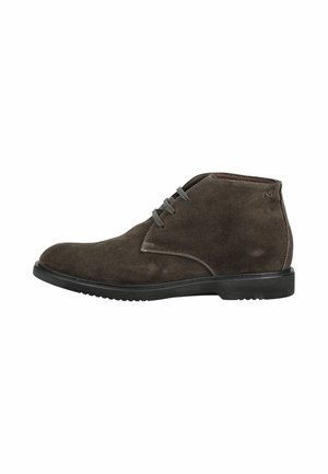 Mørkebrun ruskind ankle støvle med sort sål og grå snørebånd, sideprofil på hvid baggrund.