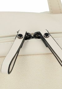 Borsa beige con zip nera, caratterizzata da una superficie texturizzata e materiale sintetico liscio. Dotata di chiusura a doppia zip per un accesso sicuro.