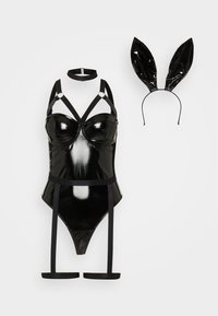Zwarte latex jumpsuit met gestructureerde cups, banddetail en aangehechte kousenbanden; inclusief bijpassende zwarte latex konijnenoren hoofdband.