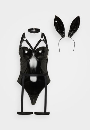 Zwarte latex jumpsuit met gestructureerde cups, banddetail en aangehechte kousenbanden; inclusief bijpassende zwarte latex konijnenoren hoofdband.