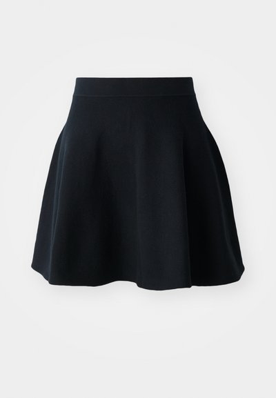Jupe évasée noire en tissu texturé, dotée d'une taille ajustée et d'une légère évasement vers l'ourlet, créant une silhouette douce.