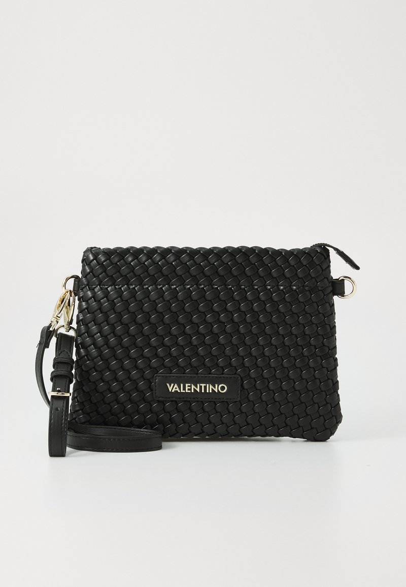 Bolso de cuero tejido negro tipo bandolera con cierre de cremallera, herrajes en tono dorado y una etiqueta rectangular con "VALENTINO" en la parte frontal.