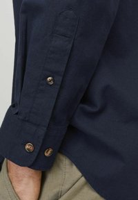 Jack & Jones JJESUMMER BAND LINEN MIX SHIRT - Majica - navy blazer