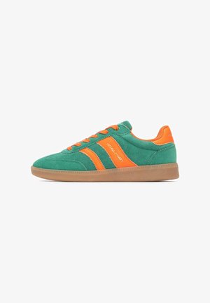 Baskets en daim vert et orange avec un bout rond, des rayures contrastées et une semelle en caoutchouc beige. Présente des lacets orange et un détail de logo.