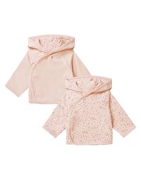 Zwei pinke, weiche Fleecejacken mit Kapuzen. Eine ist einfarbig, die andere hat ein Blumenmuster. Beide verfügen über Druckknopfverschlüsse und weite Ärmel.