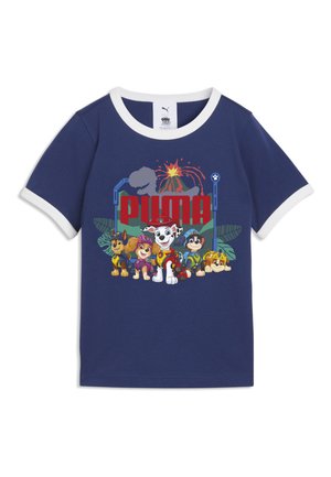 Marineblå børne-T-shirt med hvid krave og manchetter, med fem Paw Patrol-figurer og rød "PUMA"-tekst over en vulkan og en junglebaggrund.