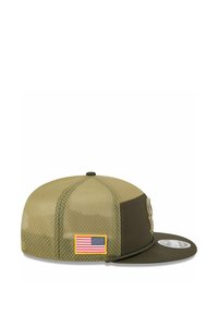 Olivegrüner Hut mit Netzpaneelen und flatem Schirm. Auf der Vorderseite befindet sich ein kleines amerikanisches Flaggen-Patch sowie textile Akzente.