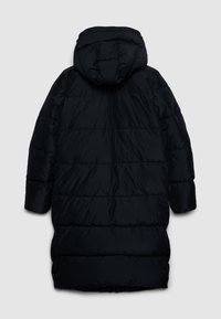 Manteau noir matelassé avec capuche, présentant des coutures horizontales, une texture lisse et une coupe jusqu'aux genoux pour la chaleur et la protection.
