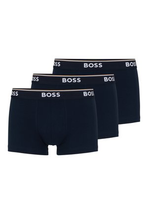 Dreierpack Herren-Boxershorts in Dunkelblau, mit einem weißen 'BOSS'-Logo auf dem elastischen Bund und einer glatten Stoffstruktur.