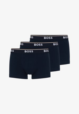 Pack de tres bóxers para hombre en azul marino oscuro, con un logo 'BOSS' blanco en la cinturilla elástica y una textura de tela suave.
