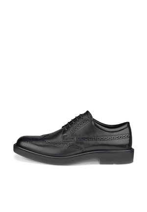 Scarpa brogue da uomo in pelle nera con punte alate, motivo decorativo traforato e chiusura con lacci, vista dal lato esterno.