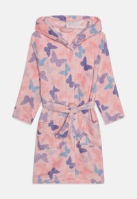 Capa de banho com capuz em fleece rosa suave, apresentando um padrão de borboletas em azul claro e roxo, com cinto e dois bolsos frontais.