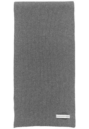 Gråt strikket rektangulært tørklæde med ribbet mønster og et lille hvidt mærke med teksten "Modern Organic Product" på den ene kant.