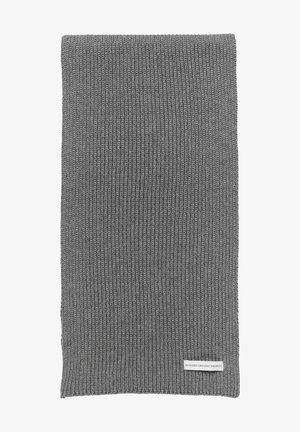 Szary prostokątny szalik dziany z żebrowanym wzorem i małą białą metką z napisem „Modern Organic Product” na jednym brzegu.