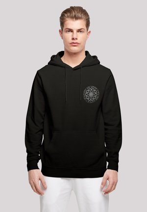 Schwarzer Hoodie mit Fronttasche, Kordelzügen und einem runden Grafikdesign auf der linken Brust. Hergestellt aus weichem Stoff mit lässigem Schnitt.
