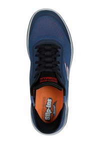 Baskets de sport bleu marine avec un dessus texturé, lacets noirs, semelle intérieure orange et semelle blanche, présentant un logo sur le côté et une marque sur la semelle intérieure.