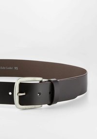 Brauner Leder-Gürtel mit einer silbernen Metallschnalle. Glatte Textur, verfügt über Löcher zur Anpassung und zeigt "Echt Leder 95" auf der Innenseite.