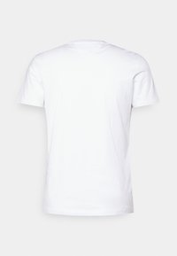 Camiseta básica blanca, de manga corta, cuello redondo, tela de algodón suave, diseño simple, sin patrones ni gráficos, vista trasera.