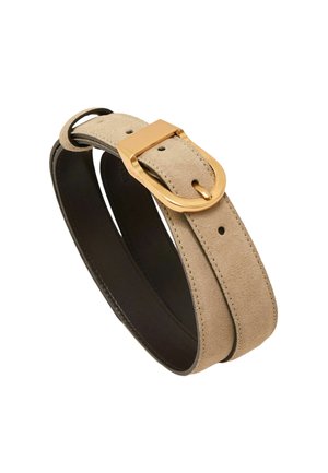 Cinturón de ante beige con una hebilla ancha de metal dorado, forro interior de cuero negro y múltiples agujeros de ajuste, enrollado sobre un fondo blanco.