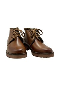 Botas de tobillo de cuero marrón con un tacón ligeramente elevado, punta redonda y un suave forro de piel de textura en el cuello, con cordones marrones.