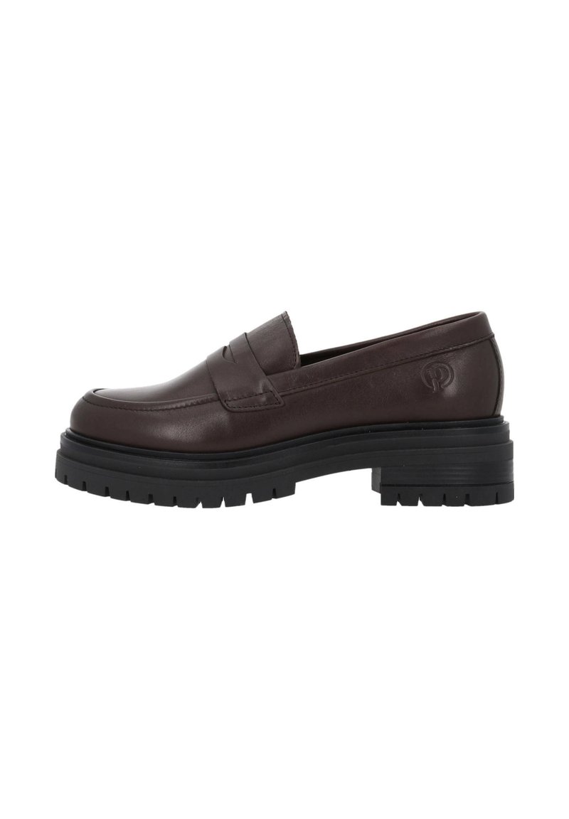 Mocassino in pelle marrone scuro con suola nera spessa e scanalata, logo embossato discreto sul tallone, vista laterale.
