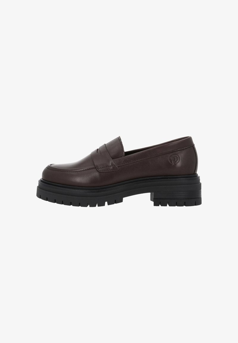 Mocassino in pelle marrone scuro con suola nera spessa e scanalata, logo embossato discreto sul tallone, vista laterale.