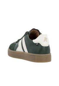 Gröna lädersneakers med vita accenter, strukturerad yta och gummisula. Har en logotyp på hälen och kontrasterande sidestreck.