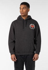 Dunkelgrauer Hoodie aus Baumwolle, mit einer Fronttasche, verstellbaren Kordeln und einem bunten Grafikdruck auf der linken Brust.