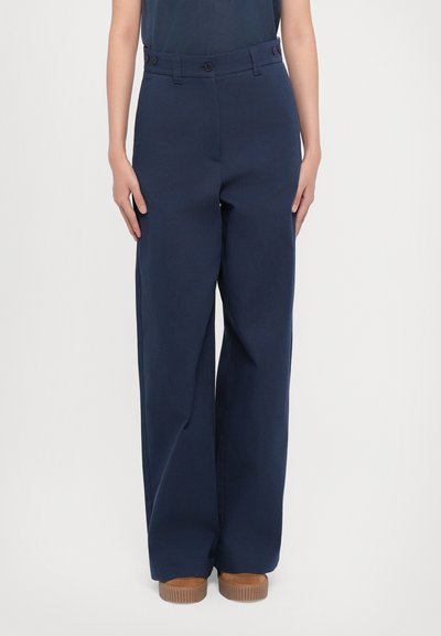 Marineblaue weit geschnittene Hose aus einem glatten Stoff, mit Knopfverschluss, seitlichen Taschen und geradem Schnitt bis zu den Knöcheln.