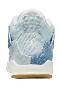 Sneaker in denim con un design a gradiente blu chiaro, branding bianco, colletto imbottito e suola bianca con un accento in gomma color caramello.