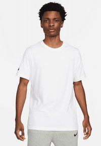 Weißes Kurzarm-T-Shirt aus Baumwolle, mit Rundhalsausschnitt und einem kleinen schwarzen Logo auf dem linken Ärmel. Glatte Textur.