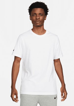 Weißes Kurzarm-T-Shirt aus Baumwolle, mit Rundhalsausschnitt und einem kleinen schwarzen Logo auf dem linken Ärmel. Glatte Textur.