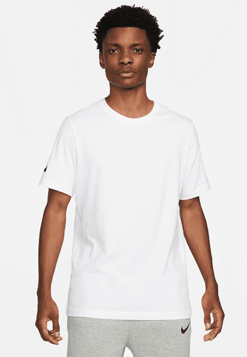 Weißes Kurzarm-T-Shirt aus Baumwolle, mit Rundhalsausschnitt und einem kleinen schwarzen Logo auf dem linken Ärmel. Glatte Textur.