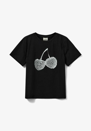 Mustutus puuvillane t-särk, millel on kahe valge kirsiga graafika, millel on võrgumuster. Lühikesed varrukad ja ümmargune kaelus.