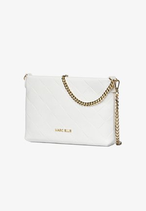 Sac à main rectangulaire en cuir blanc avec surpiqûres diagonales, bandoulière chaîne dorée et logo Marc Ellis doré sur le devant.