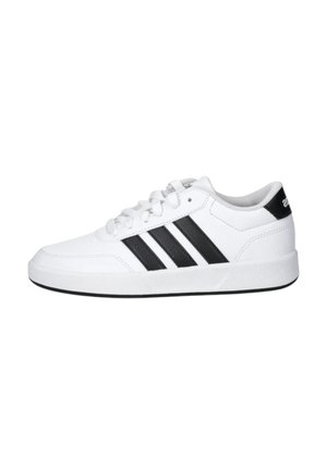 Sneaker bianca con strisce nere, suola in gomma e linguetta in tessuto. Presenta una tomaia sintetica liscia e un design a punta rotonda.