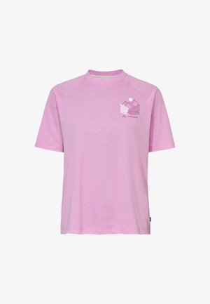 Lichtroze T-shirt met korte mouwen, een ronde hals en een kleine afbeelding van een berg en zon met het "VAUDE"-logo op de linkerborst.
