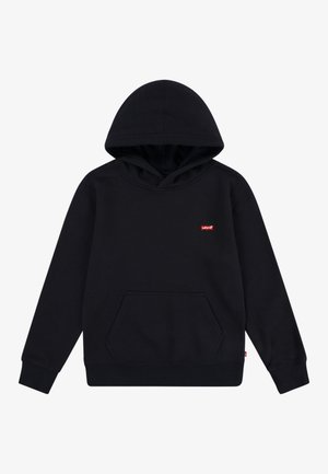 Zwarte pullover hoodie met voorzak en klein rood Levi's-logo op de borst en zijnaad, weergegeven op een witte achtergrond.