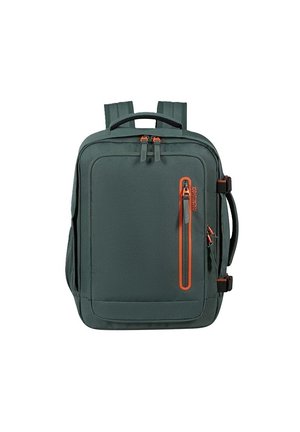 Zaino rettangolare verde scuro con spallacci imbottiti, manici superiore e laterali, e una tasca frontale con cerniera arancione.