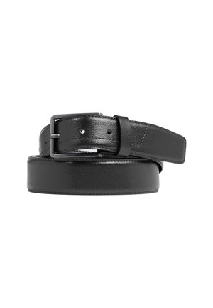 Zwarte leren riem opgerold met matte metalen rechthoekige gesp, twee zichtbare gaten en gestikte randen.