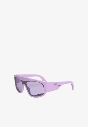 Lunettes de soleil rectangulaires surdimensionnées de couleur violette, avec des montures épaisses et des verres teintés, présentées en angle sur un fond blanc.