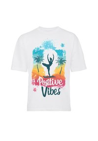 Wit katoenen t-shirt met een kleurrijke afbeelding van palmbomen en de tekst "Positive Vibes" in roze en turquoise, tegen een heldere achtergrond.