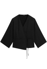 Veste noire de style enveloppant avec des manches larges et une fine ceinture à nouer à la taille, dotée d'un col en V et d'un ourlet droit.