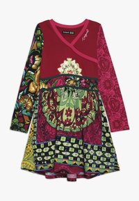 Czerwona sukienka z długim rękawem, z kwiecistym wzorem spódnicy i różnorodnymi projektami rękawów. Posiada kopertowy przód oraz dekoracyjne przeszycia w zielonym i złotym kolorze.