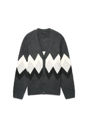 Cardigan grigio scuro con motivo a zigzag nero, bianco e grigio chiaro sul petto e sulle maniche, con bottoni sul davanti e maniche lunghe.
